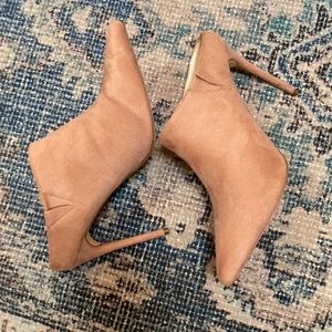Lulus- blush Suede closed toe heels